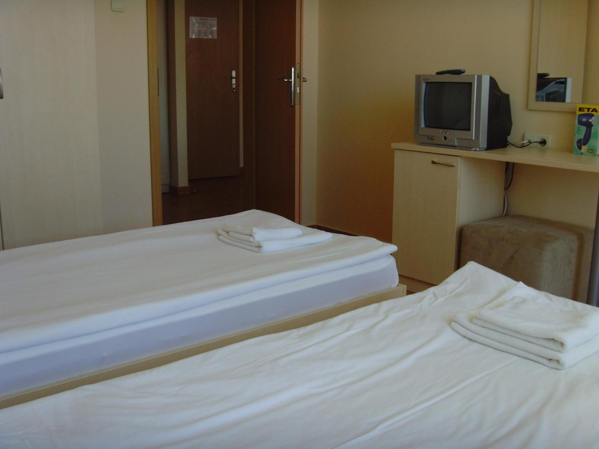 Complex Sunny Dreams Aparthotel Pantai Sunny Bagian luar foto