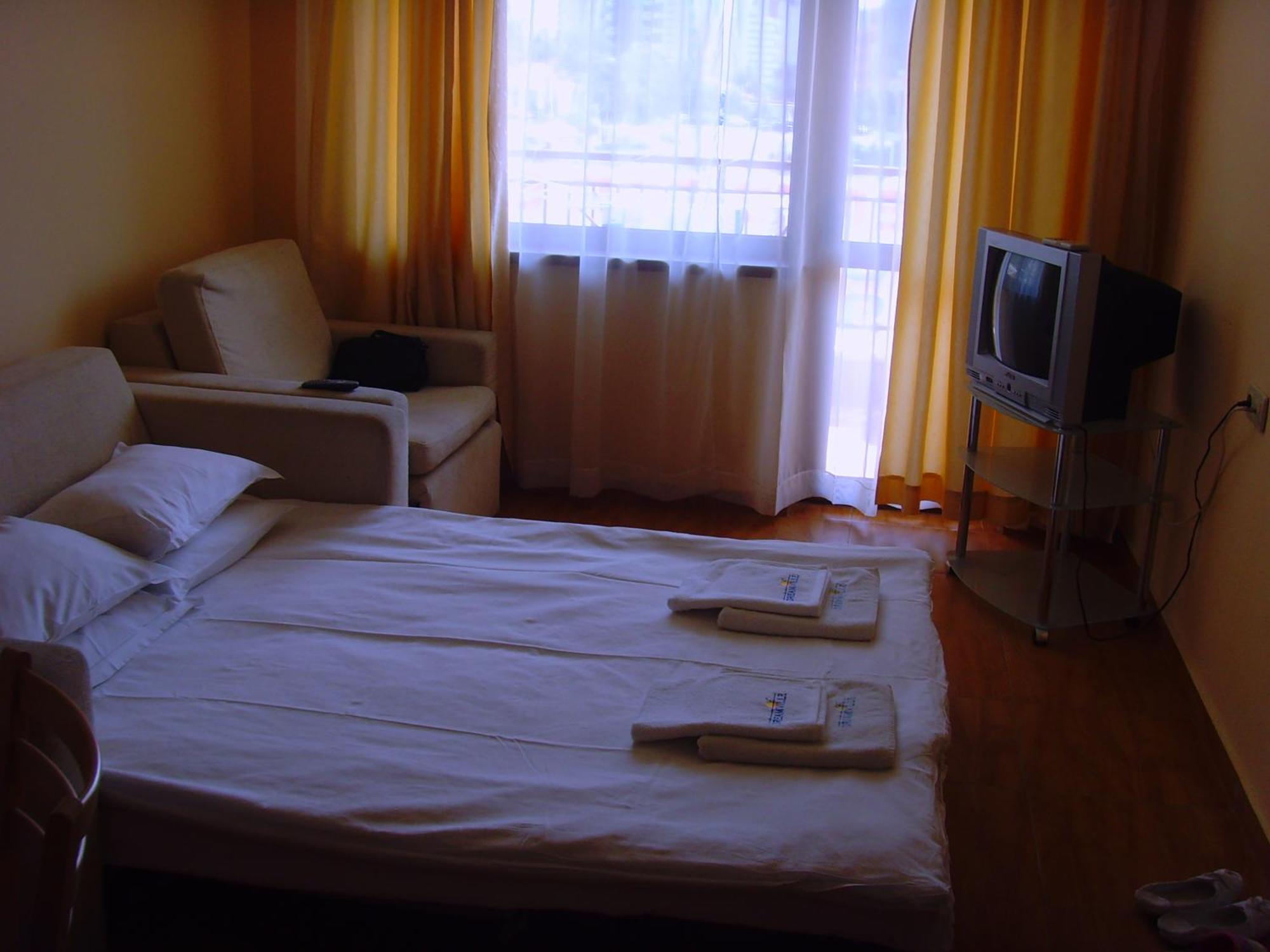 Complex Sunny Dreams Aparthotel Pantai Sunny Bagian luar foto