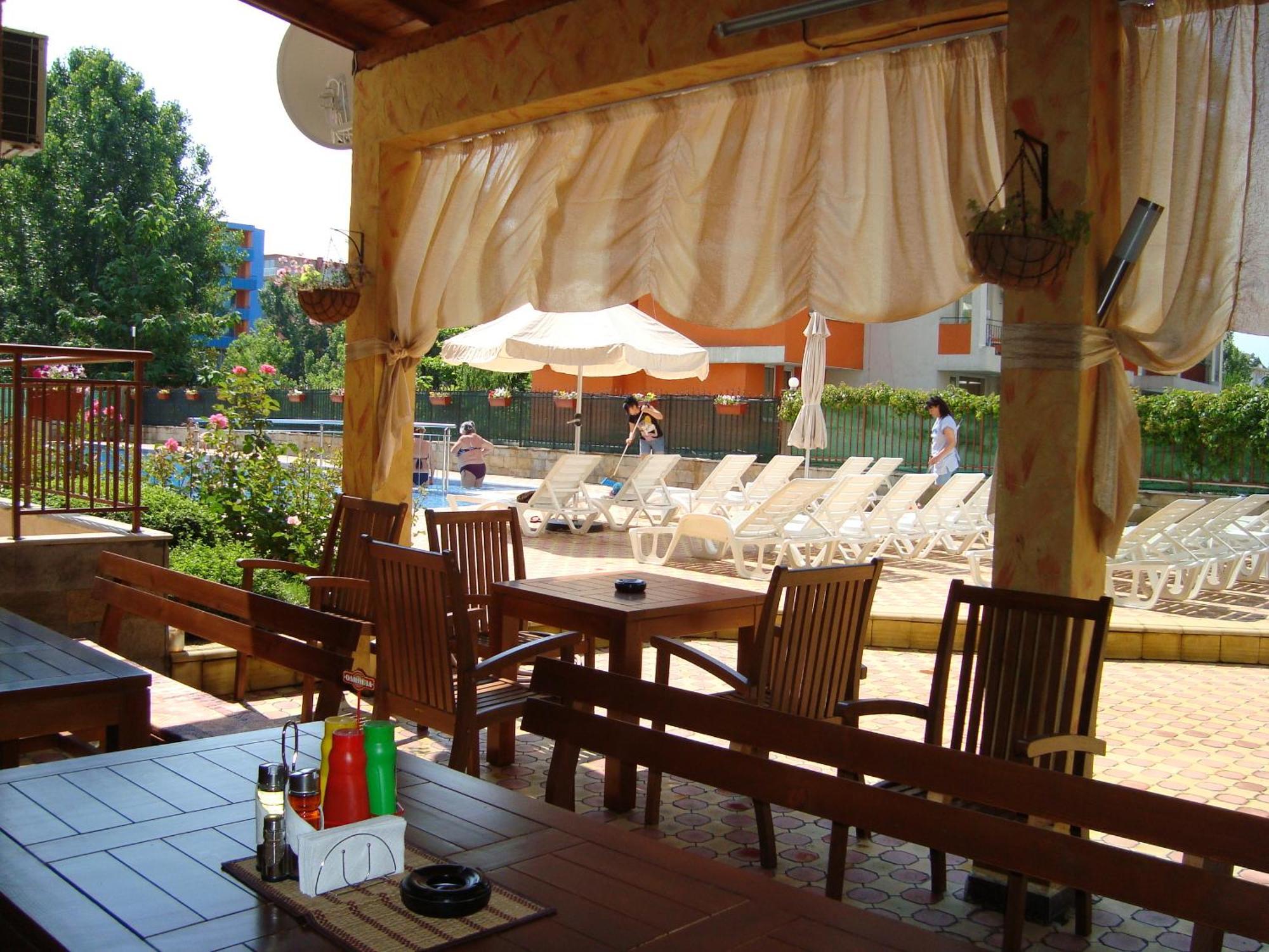 Complex Sunny Dreams Aparthotel Pantai Sunny Bagian luar foto