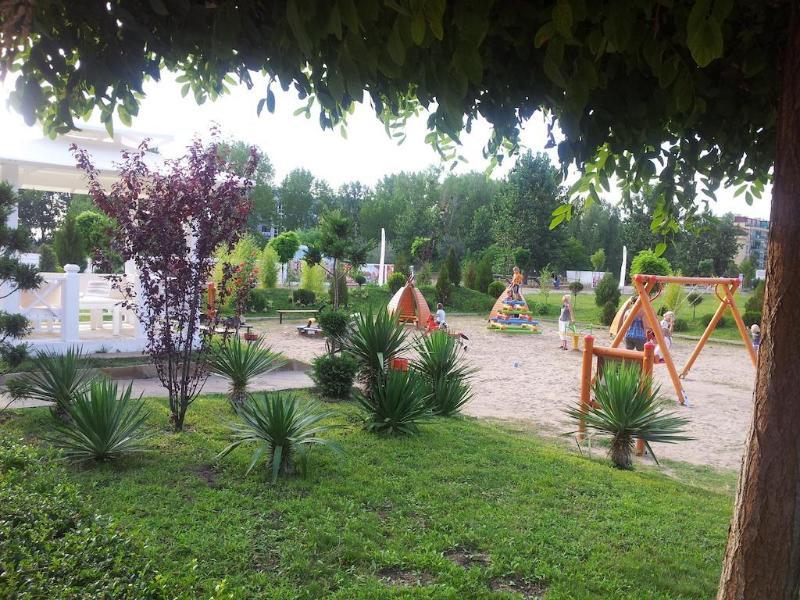 Complex Sunny Dreams Aparthotel Pantai Sunny Bagian luar foto