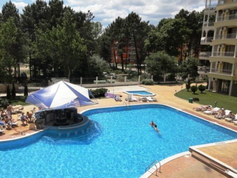 Complex Sunny Dreams Aparthotel Pantai Sunny Bagian luar foto